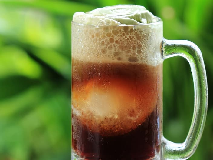 Ice cream float - ice cream and the air inside provides additional nucleation sites for CO2 bubbles - Root beer float a tasty summer treat on Green tree background