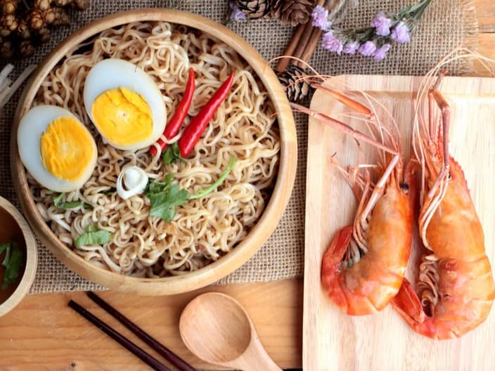 Instant noodles soup put egg and shrimp