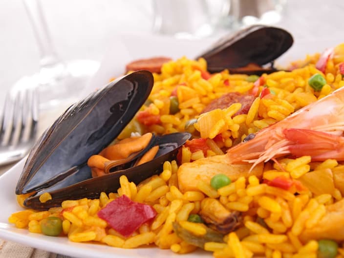 medium rice grains - paella