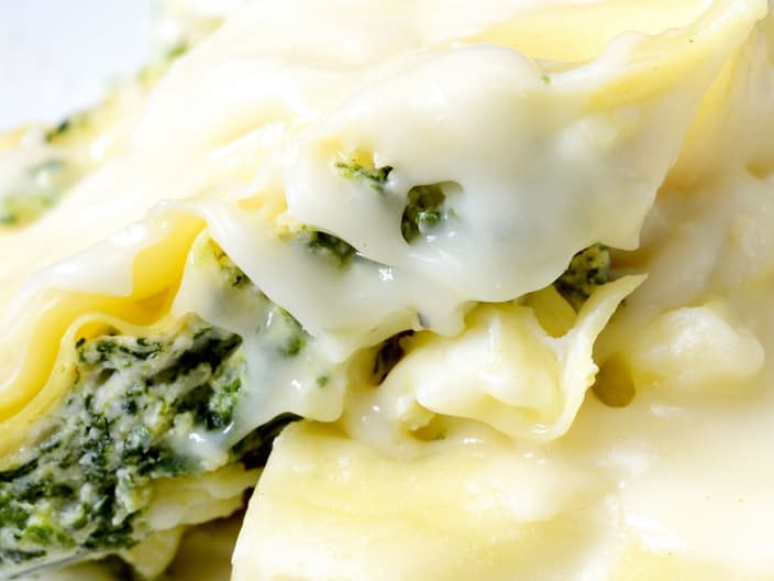 lasagna stuffed with ricotta and spinach and mozzarella with bechamel sauce (with thickeners)