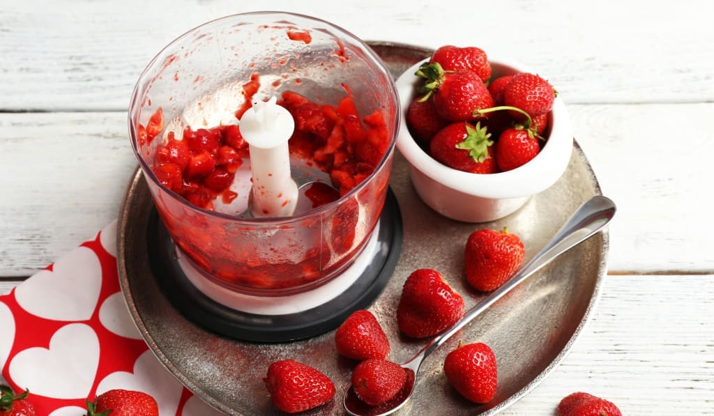 blender breaks and heats up fruits and vegetables, oxidizing and browning them