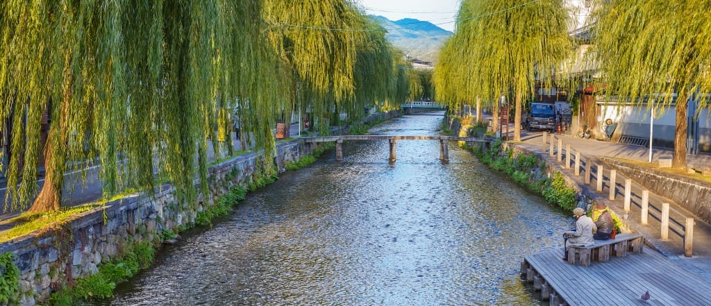 Shirakawa canal in Kyoto KYOTO, JAPAN - NOVEMBER 18: Shirakawa Canal in Kyoto, Japan on November 19, 2013. The canal is lined by willow trees, restaurants and ochaya, many of which have rooms overlooking the canal